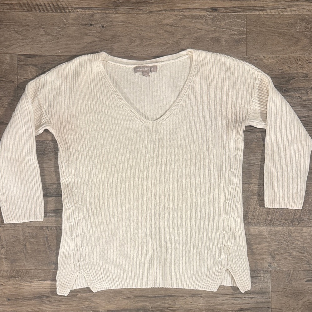 Banana Republic Women's Half Sleeve Ivory V-Neck Sweater - Size XS